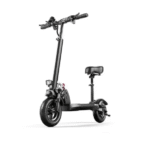 Trottinette électrique Emoko HVD-3 noire avec selle réglable, éclairage avant et pneus larges, présentée de trois quarts sur fond blanc.
