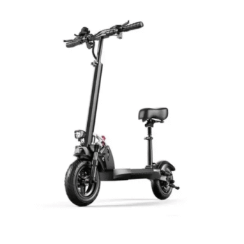 Trottinette électrique Emoko HVD-3 noire avec selle réglable, éclairage avant et pneus larges, présentée de trois quarts sur fond blanc.