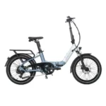 Vélo électrique Jobobike Ace bleu présenté de profil sur fond blanc, avec cadre bas, porte-bagages arrière, garde-boue, éclairage avant et roues compactes.