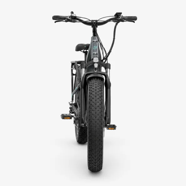Vélo électrique Jobobike Robin vue avant Vélo électrique Jobobike Robin présenté de face sur fond blanc, avec pneu fatbike large, guidon droit, suspension avant et porte-bagages arrière visible.
