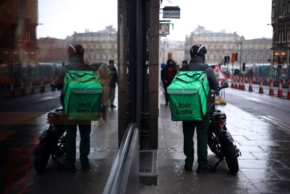 Quel fatbike électrique pour Uber Eats choisir pour livrer en ville avec un sac de livraison, une bonne stabilité et une autonomie adaptée