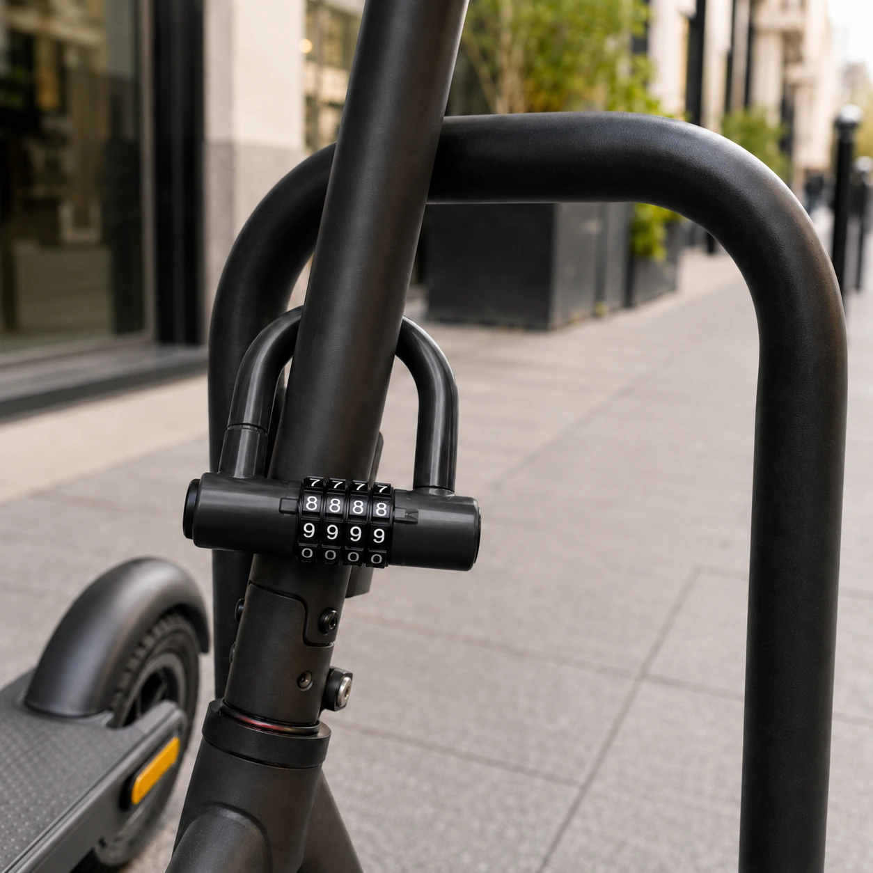 Antivol U Vert à Code pour Trottinette Électrique — Sécurité Urbaine Gros plan d'un antivol en U noir rigide à combinaison de 4 chiffres, verrouillant la potence d'une trottinette électrique noire à un arceau de stationnement métallique sur un trottoir en ville.