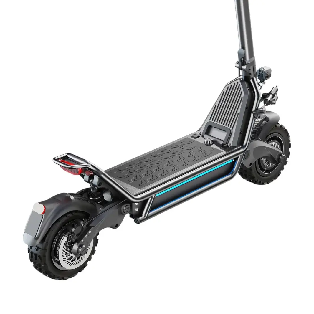 Plateau et roue arrière de la trottinette Joyor E6-S Vue arrière de la trottinette électrique Joyor E6-S montrant son large plateau antidérapant, sa suspension et son pneu tout-terrain.