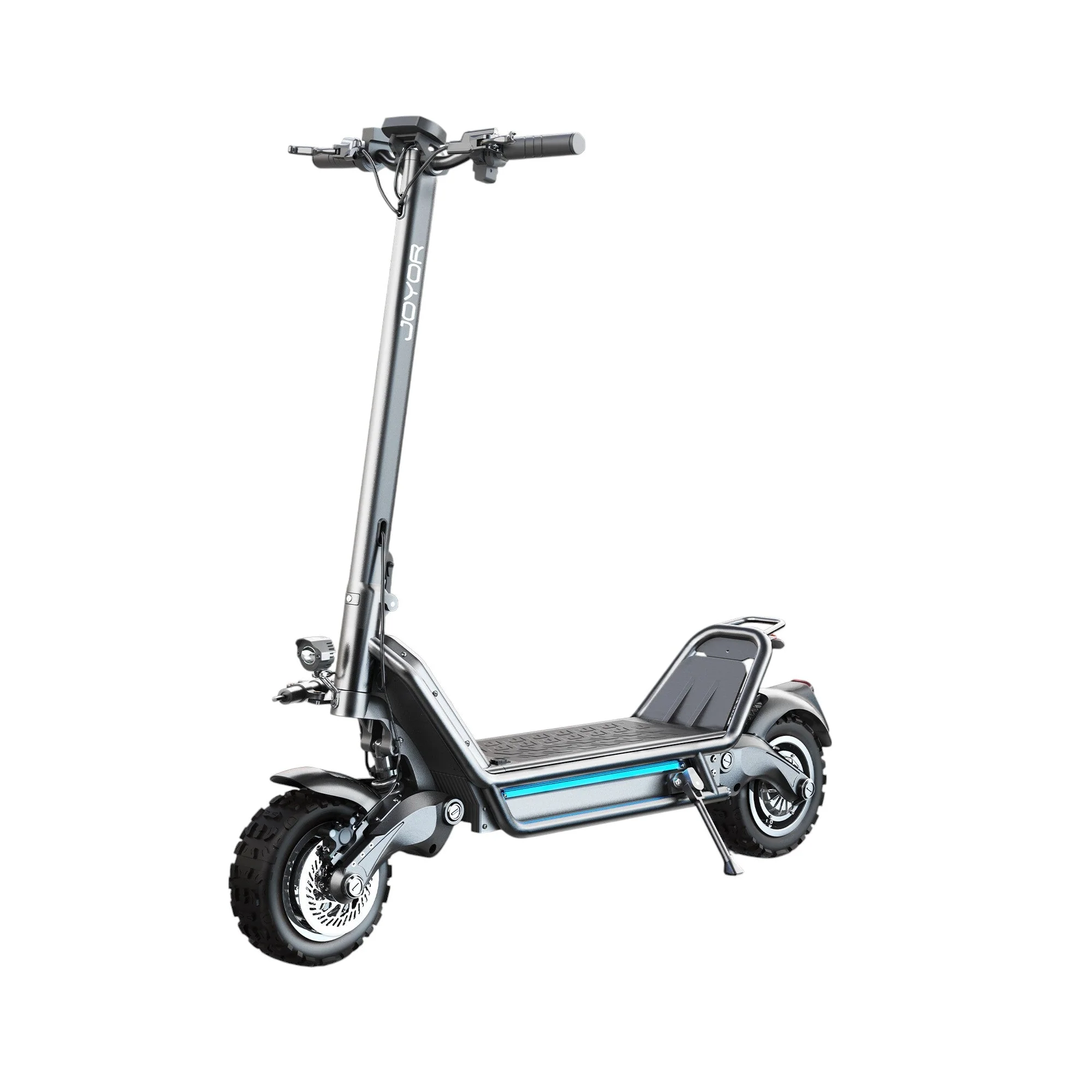 JOYOR Trottinette Électrique Tout-Terrain Robuste avec Double Suspension Vue en perspective d'une trottinette électrique JOYOR tout-terrain et robuste de couleur grise anthracite, dotée de pneus larges à crampons, d'une double suspension, de freins à disque, d'un deck large avec éclairage LED bleu et d'un guidon équipé d'un écran numérique, le tout isolé sur fond blanc.