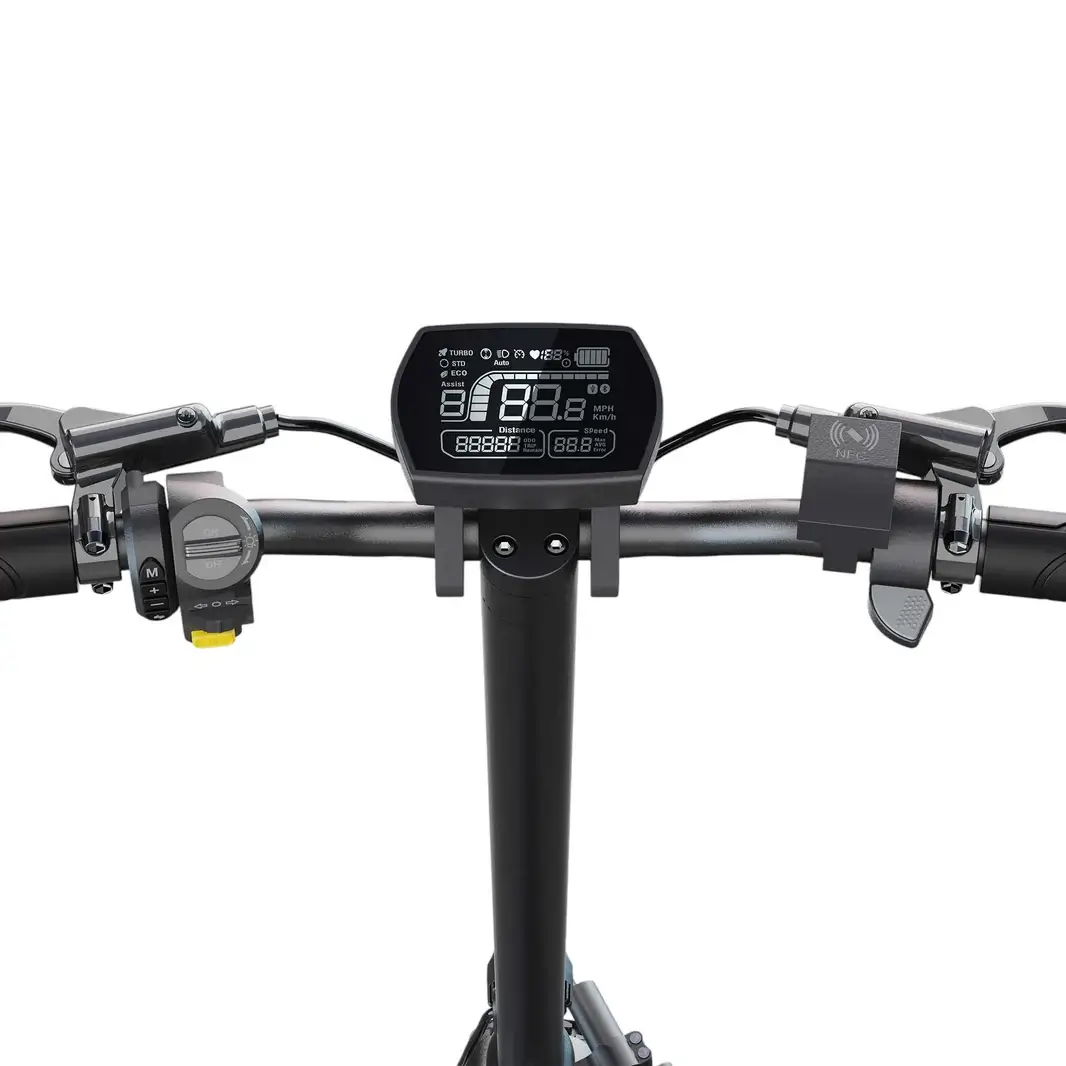 Écran LCD et guidon de la trottinette Joyor E6-S Gros plan sur le guidon, l’écran LCD et les commandes de conduite de la trottinette électrique Joyor E6-S.