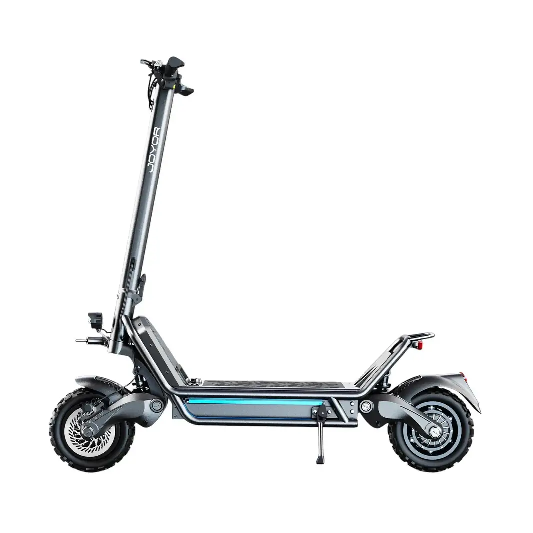 Trottinette électrique Joyor E6-S vue de profil Vue de profil de la trottinette électrique Joyor E6-S grise, équipée de suspensions, de pneus tout-terrain et d’un large plateau.