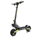 Vue d'ensemble de la trottinette électrique Mankeel off-road noire avec suspension double bras verte vive, pneus larges tout-terrain, phare avant LED et logo sur la potence, sur fond blanc isolé.
