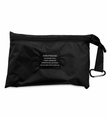 Poncho de pluie noir compact rangé dans sa pochette avec mousqueton