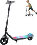 Vue de profil d'une trottinette électrique TODIMART pour enfants bleue et noire, dotée de lumières LED multicolores éclatantes sur le deck et d'un feu arrière bleu, avec un fond de flou lumineux coloré. Une image en médaillon montre un jeune garçon roulant sur une trottinette identique, illustrant l'utilisation du produit.