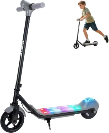 Vue de profil d'une trottinette électrique TODIMART pour enfants bleue et noire, dotée de lumières LED multicolores éclatantes sur le deck et d'un feu arrière bleu, avec un fond de flou lumineux coloré. Une image en médaillon montre un jeune garçon roulant sur une trottinette identique, illustrant l'utilisation du produit.